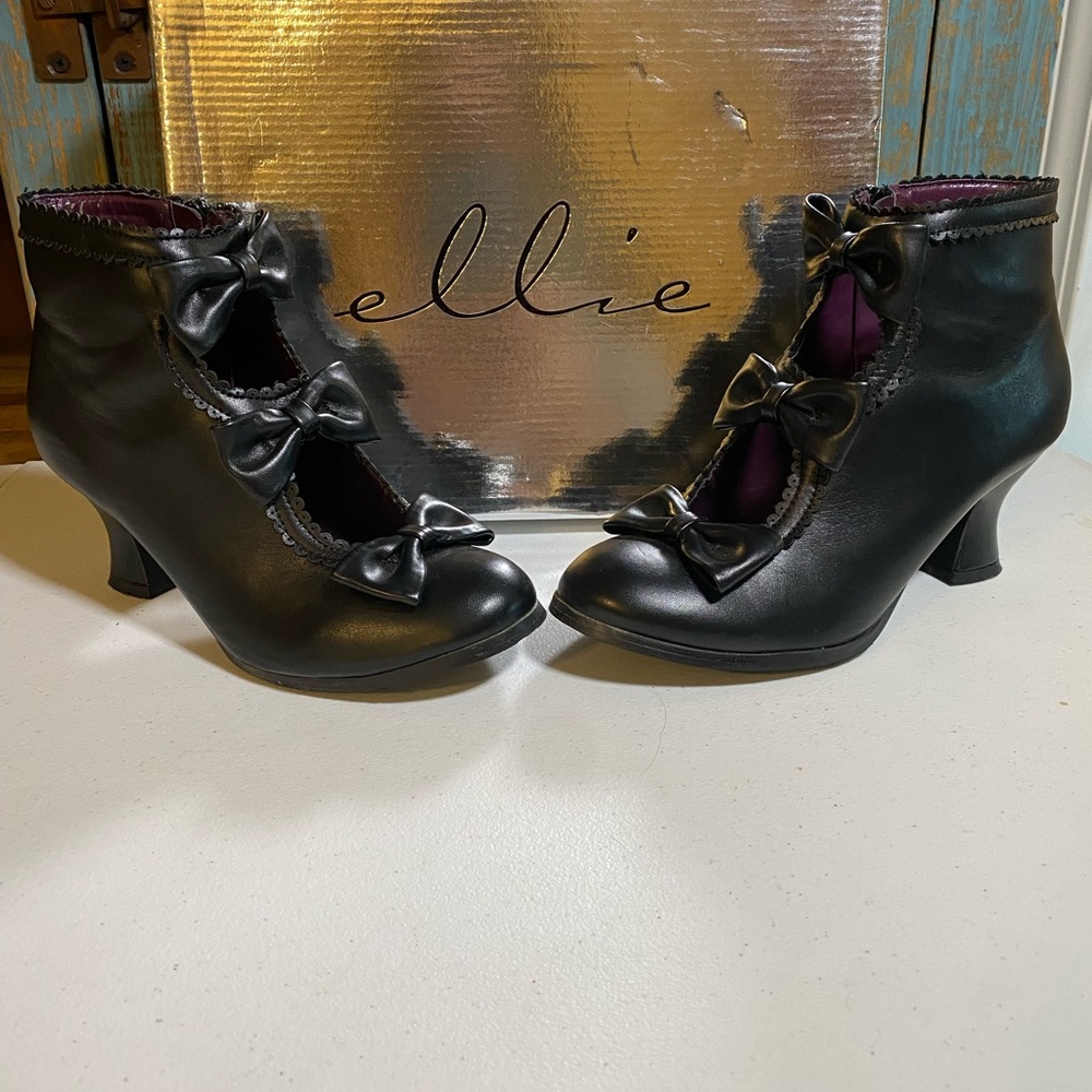 Heel booties with bows black size 7